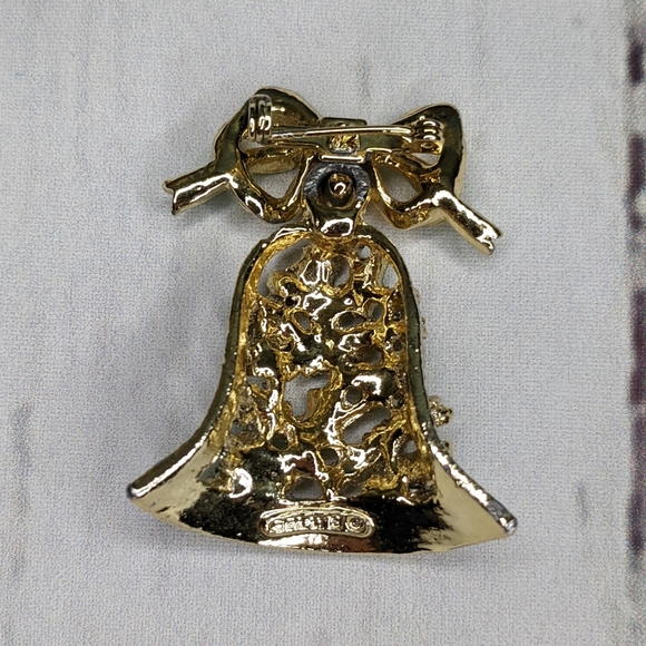 GERRYS  VINTAGE Holiday Bell Lapel Pin Brooch - Picture 4 of 8